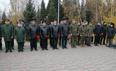Заместитель Генерального прокурора России Дмитрий Демешин возложил цветы к памятнику погибшим воинам на мемориале «Парк Победы» в городе Горно-Алтайске